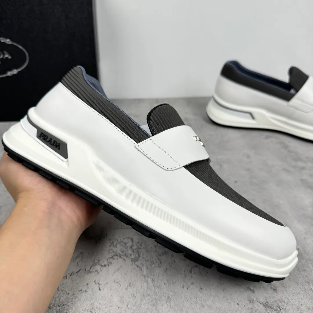 Batch 700 Prada/Prada men's matte leather thick-soled lightweight loafers! Casual fit, lightweight rubber sole slip-on driving shoes, matte calfskin wrapped around the entire upper, front body in pebbled calfskin/soft cloth, two styles available! Decorated with genuine leather buckle, front decorative details of PRADA silver letters, genuine leather feet, classic silver letter logo badge details, technical mesh lining, push-on opening and closing method, convenient and comfortable, cool and breathable! Paired with a lightweight, sporty functional thick sole, it is extremely comfortable on the feet and will not be tiring after long-term wear. It is available in multiple colors to meet different matching needs and comes with a complete package! Size: 39-40-41-42-43-44 Leather shoe size Item number: 2EE915 leather cloth white gray